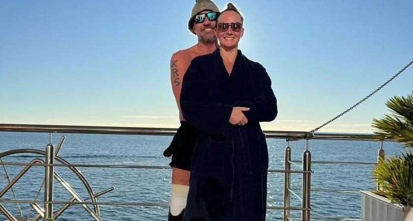 Костомаров и Домнина позировали на фоне моря в Сочи