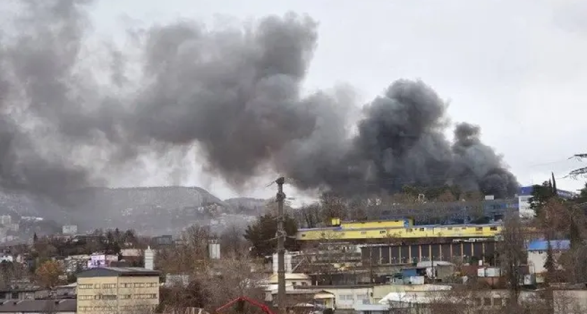 Крупный пожар в центре Сочи: горят склады у ТЦ «Олимп», эвакуируют людей