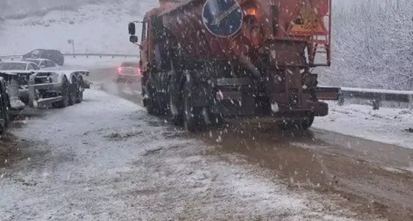 На Кубани 70 машин борются со снегом: израсходовано 4,6 тысячи тонн смеси