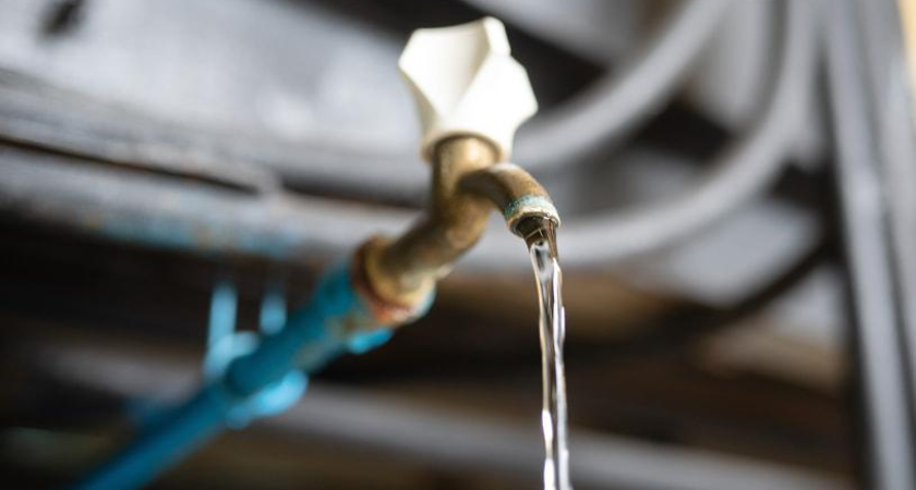 550 новороссийцев остались без воды из-за утечки на Ленине