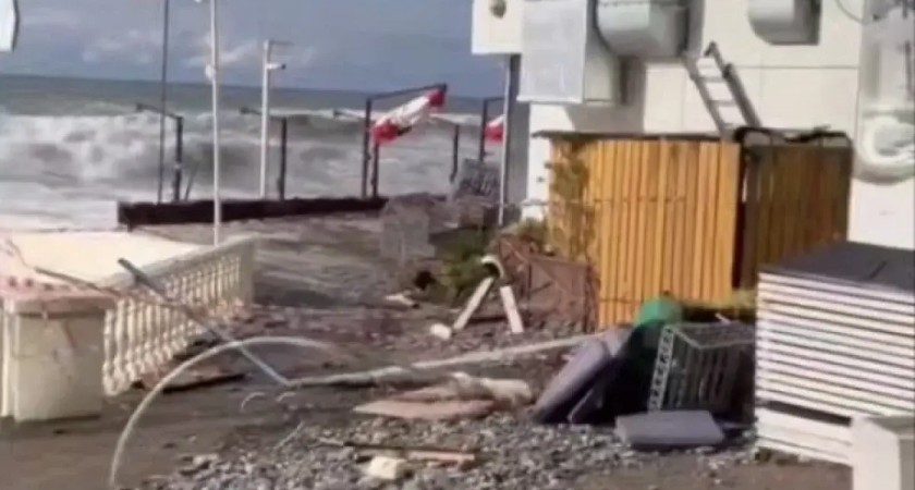 Шторм «дотла» разрушил пляжи Сочи: кафе и лавочки снесены в один день