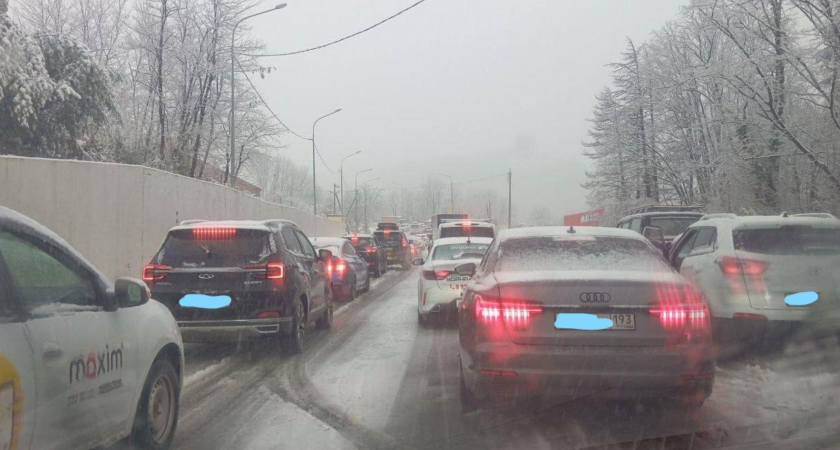 Мамайский перевал встал: 80% водителей на летней резине в снежный день