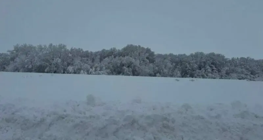 Шаумянский перевал открыт, но водителей просят не ездить из-за снега и гололедицы