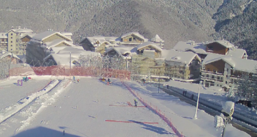 В Сочи перекрыли Олимпийскую деревню: снег 162 см заблокировал дороги