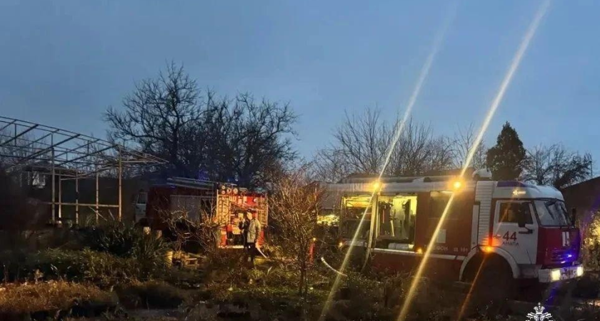 Пожар в Анапе унес две жизни: 54 спасателя боролись с огнем час