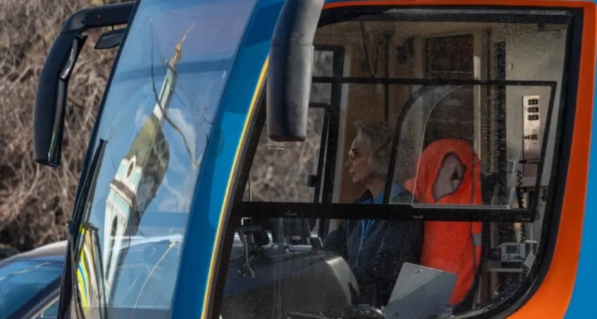 Трамвай сошел с рельсов на Проспекте Чекистов: встали три маршрута