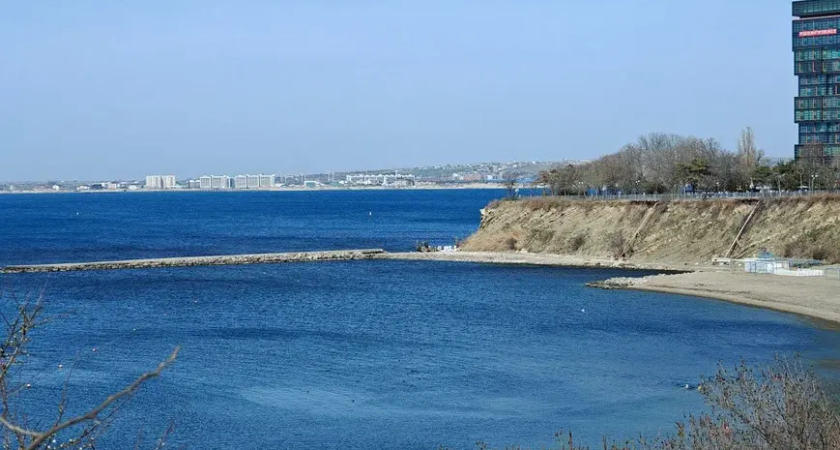 Курортная Анапа под угрозой БПЛА: туристам велят прятаться в подвалах и ванных