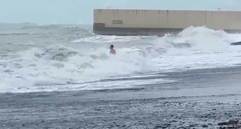 Сочинец искупался в четырёхметровых волнах при +4°С: полиция бьёт тревогу