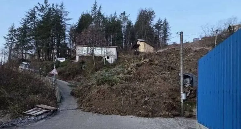 200 кубов земли рухнули на дорогу: внезапный оползень в Раздольном отрезал часть Сочи