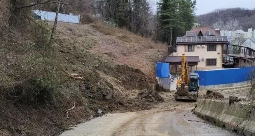 «Нависла смертельная опасность»: жители ЖК «Министерские озёра» в Сочи живут под угрозой активного оползня