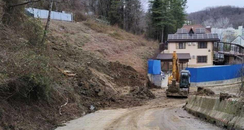 Гигантский оползень в Сочи: 200 грузовиков земли вывезено с улицы Тепличной за 5 дней круглосуточной работы