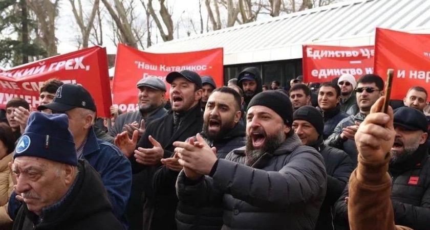 «За традиционные ценности»: более 100 сочинцев собрались в храме Сурб Саркис по инициативе депутата ЗСК