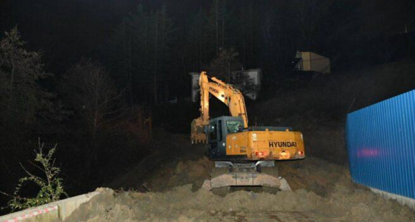 24 часа борьбы со стихией: МЧС распиливает деревья после мощного оползня на Петрозаводской в Адлере