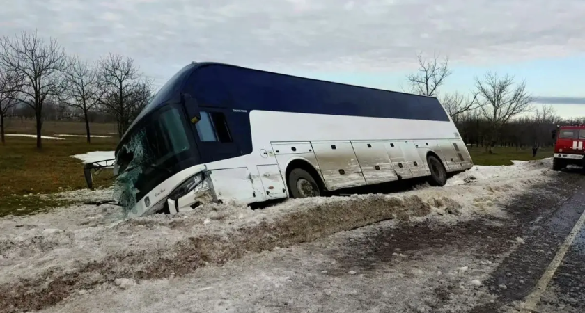 64-летний водитель ВАЗа выехал на встречку и отправил автобус с 22 пассажирами в кювет под Новороссийском