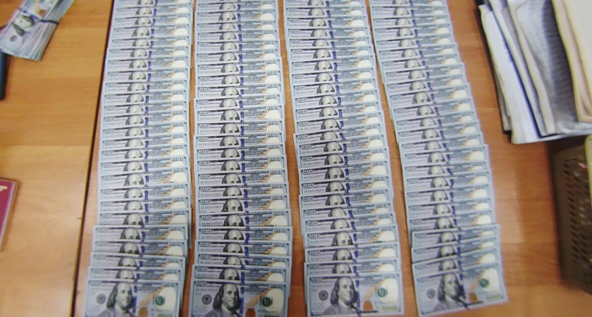 8000 долларов в ручной клади: пассажир из Стамбула попался в «зелёном» коридоре сочинского аэропорта