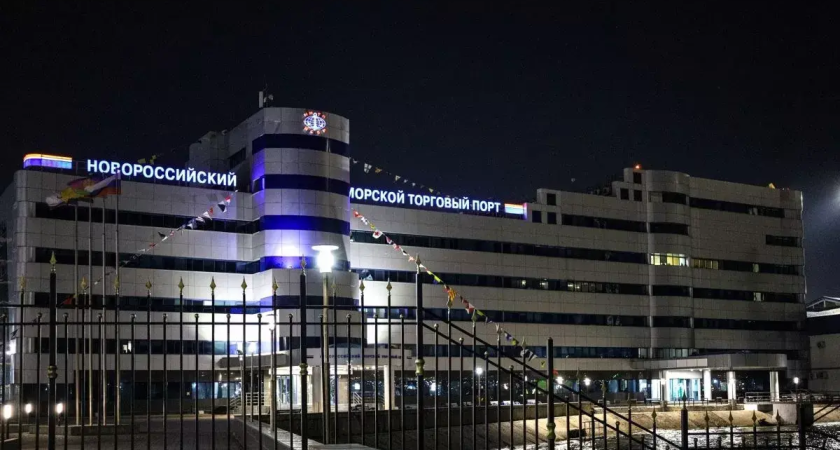 «Атака БПЛА»: В Новороссийске воют сирены, жителей просят отойти от окон и укрыться