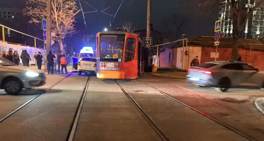 «Проклятый» перекрёсток Краснодара снова ударил: легковушка протаранила трамвай, выбив его с рельсов