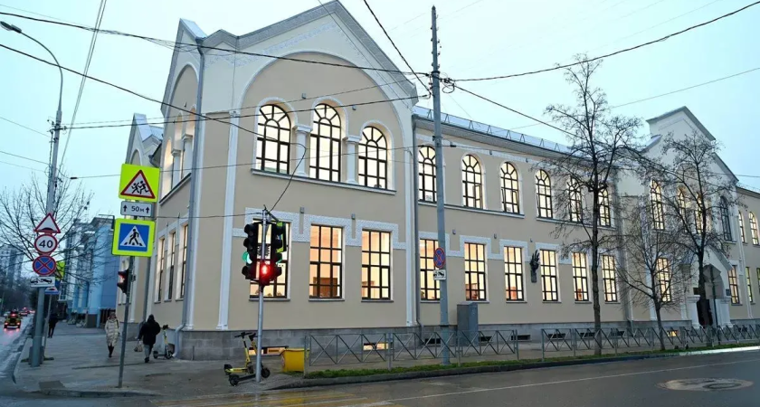 Возвращение в историю: ученики вернулись в 113-летнюю школу №8 Краснодара с обновленной лепниной и дверями по архивным эскизам