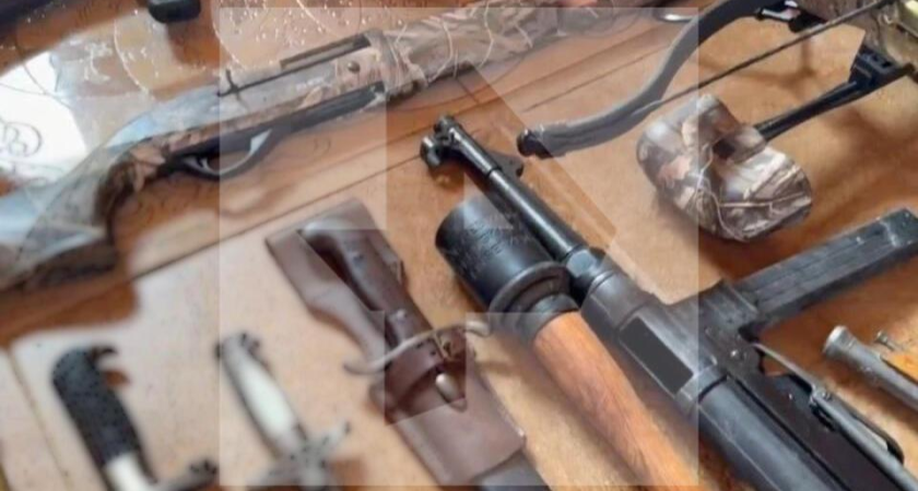 Арсенал нациста в доме судьи: у подельника Робсона нашли кинжалы СС и шлем Хищника после 7 незаконных решений