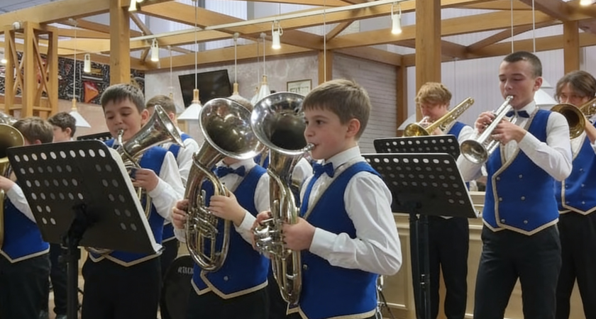 «Ночная ведьма» принимает поздравления: в аэропорту имени Бершанской пассажиров встречает детский духовой оркестр