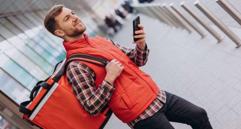 160 тысяч за доставку: зарплаты кубанских курьеров упали на 3%, но спрос на профессию растёт