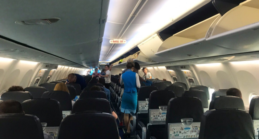 Хватит брать с собой бутерброды: бортпроводники раскрыли 3 главных продукта, которые спасут от отеков и усталости в самолете