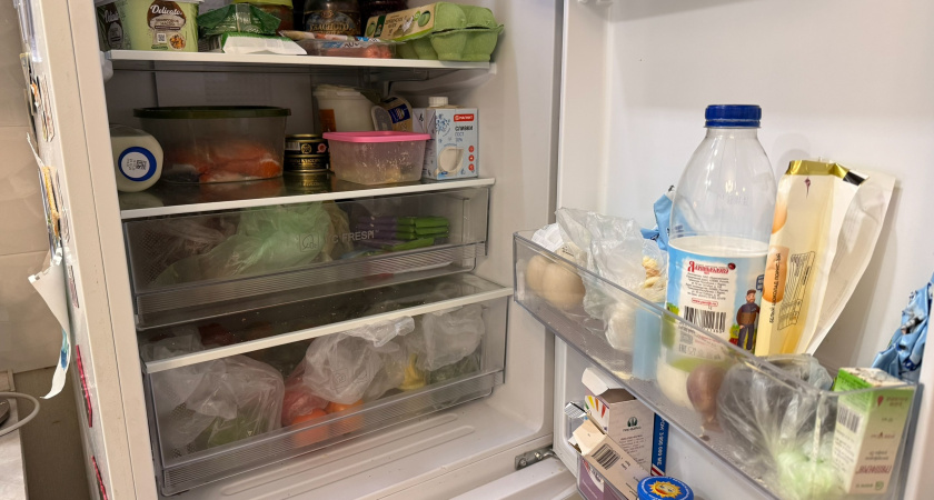 Открыл холодильник и чуть не упал: как убрать запах, не используя химию