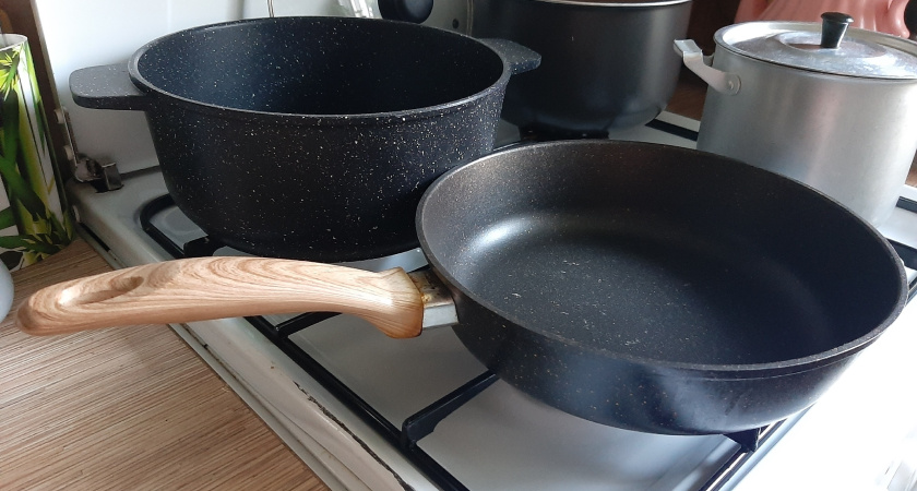 Кидаю две ложки в воду и наблюдаю, как сковорода становится антипригарной: больше никакой химии и нервов 