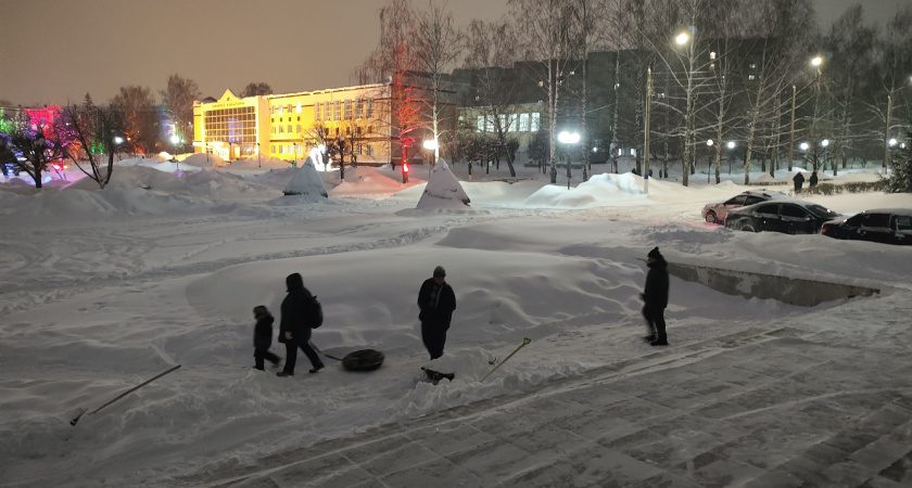 Циклон накрыл 30 регионов России: ветер сносит людей с ног, снег заносит машины