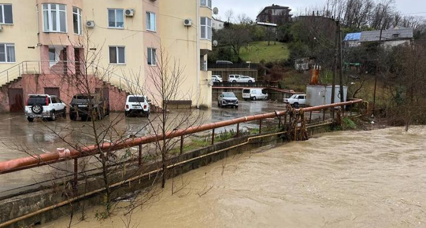 593 миллиона за оползень: суд наказал сочинский водоканал за слив канализации в Чёрное море