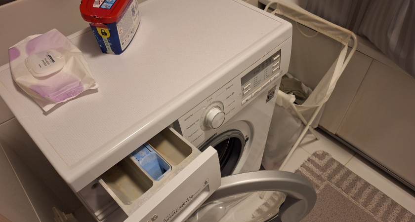 Пятна и вонь с кухонных полотенец улетучатся на глазах: добавляю это в воду перед стиркой — жир исчезает без следа