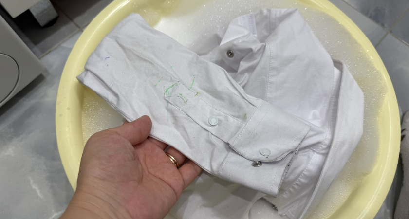 Не спешите кипятить и портить ткань: копеечное средство из аптечки вернет белизну нежным тканям — никакой горячей воды и дорогой химии