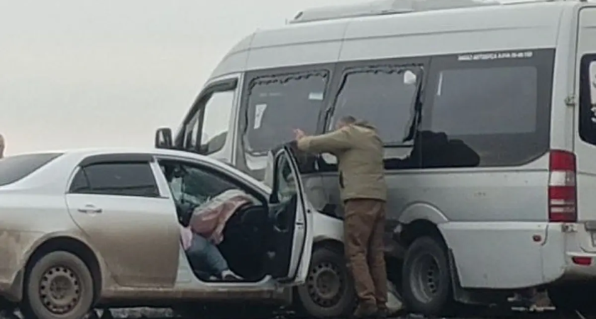 Проезд на «красный» обернулся госпитализацией: 61-летний водитель микроавтобуса протаранил Toyota под Краснодаром