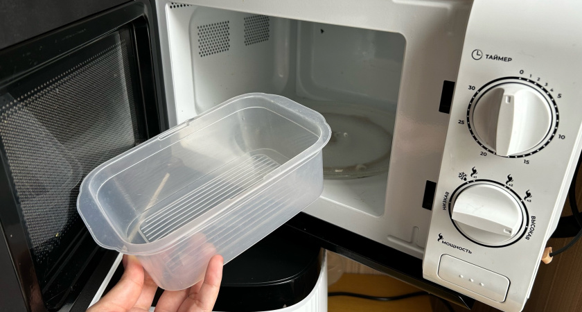 Пластиковая тара в микроволновке отравила ужин: 5 вещей, которые нельзя туда ставить