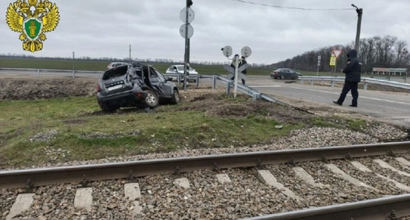 Поезд протаранил иномарку на переезде — водитель остался жив