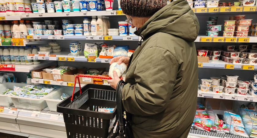 Мандарины по 89 рублей и тельняшки за 244: ревизия в "Светофоре" показала, что пенсионеры сметают мясо, а садоводы охотятся за шпагатом