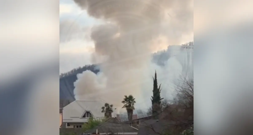 Огонь уничтожил 150 квадратов: два дома сгорели в Сочи