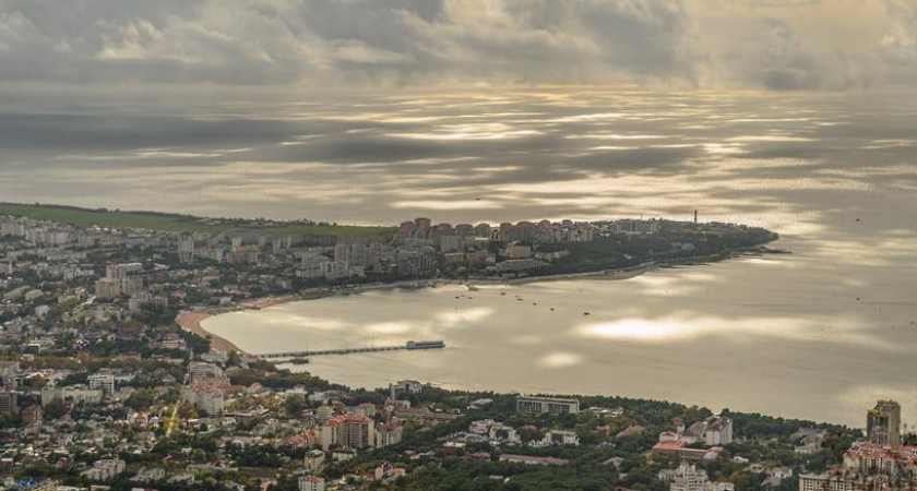 Мэр Геленджика призвал жителей позаботиться о безопасности во время атаки дронов