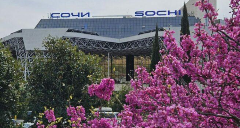 Аэропорт Сочи снял ограничения после экстренной остановки полетов