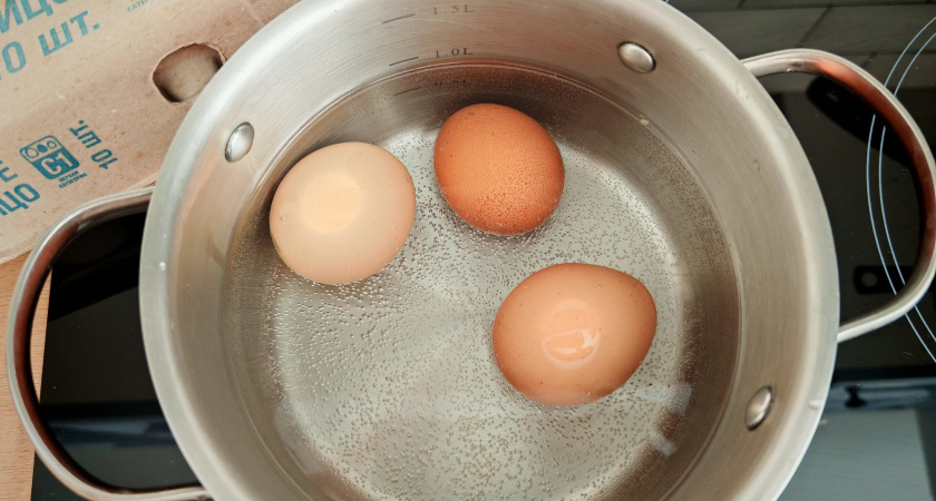 «Я 30 лет варил яйца неправильно»: серая кайма на желтке — это не старость, а ошибка — 5 фактов, которые изменят ваш завтрак