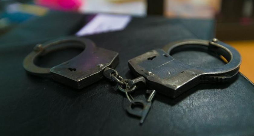 Директор сотовой компании продавал чужие номера за 200 рублей