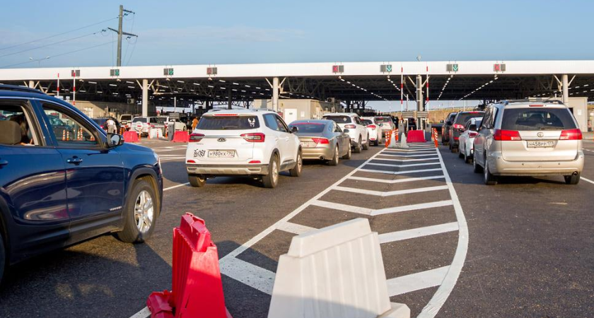 70 автомобилей застряли в очереди на въезд в Крым
