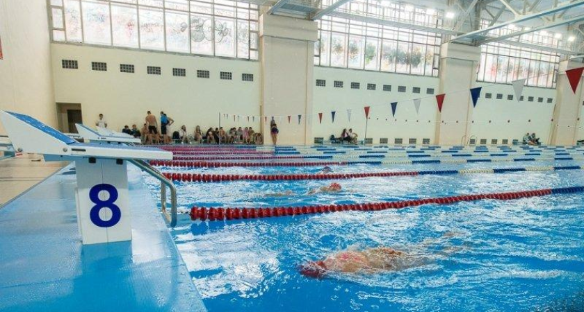 12-летнего пловца дисквалифицировали перед стартом из-за надписи на английском