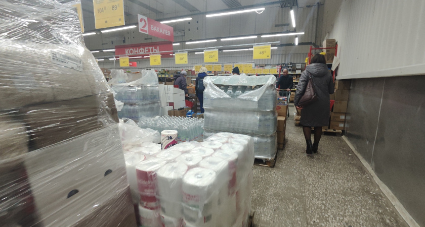 Пошел в «Светофор» за луком, а вышел с пусковыми проводами и тортом: честный разбор, что реально выгодно, а что лучше обойти стороной