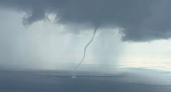 Несколько водяных воронок атаковали побережье Сочи и Туапсе: один смерч закрутился у самого берега
