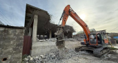126 незаконных построек снесли в Сочи: сейчас сносят здание на 300 квадратов