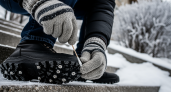 Бабушкин способ с наждачкой на подошве спасает от падений всю зиму и работает даже на самом скользком льду