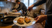 Дедовский способ приготовления куриной грудки покоряет всех хозяек — мясо тает во рту и остается сочным даже на следующий день
