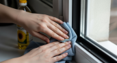 Строители научили меня мыть окна подсолнечным маслом — теперь грязь отходит за секунды без химии
