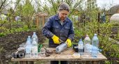 Из скопившихся за зиму пустых бутылок мастерю для дачи инвентарь, за который в магазине просят тысячи рублей